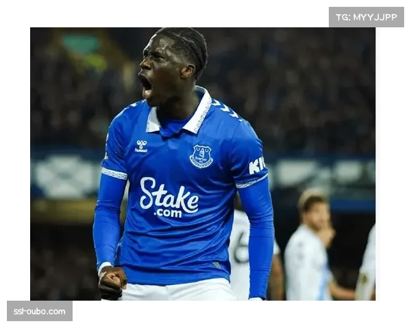 镜报独家：曼联就今夏引进埃弗顿中场奥纳纳展开初步接触